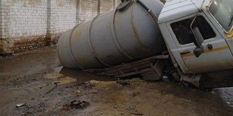 Ассенизаторская машина провалился под землю на улице Калинина в Орле