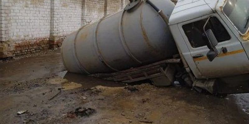Ассенизаторская машина провалился под землю на улице Калинина в Орле