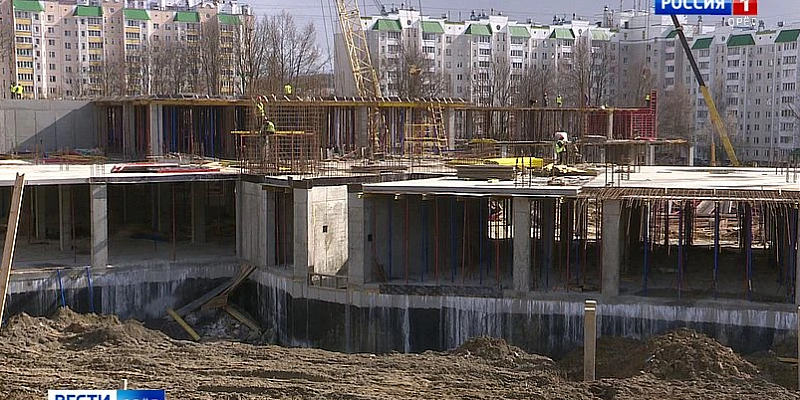 Сейчас школу на ул. Радзевича-Белевича возводят 75 человек и 13 единиц техники.