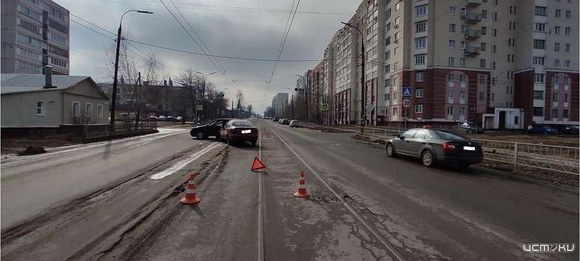 Две иномарки не смогли разъехаться на 1-ой Курской в Орле