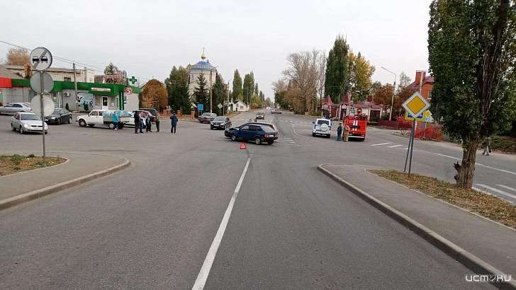 В Ливнах женщина за рулем «Форда» устроила ДТП на перекрестке 