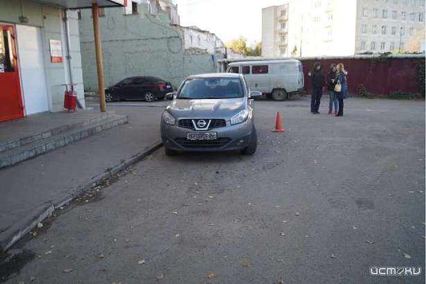 В Орле кроссовер задним ходом сбил человека