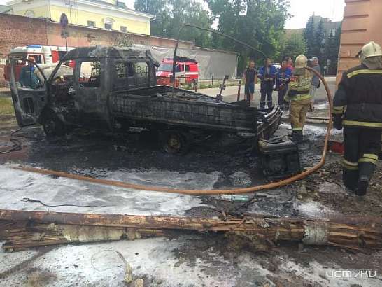 В Орле выясняют, почему средь бела дня на ул. Октябрьской вспыхнула «Газель»