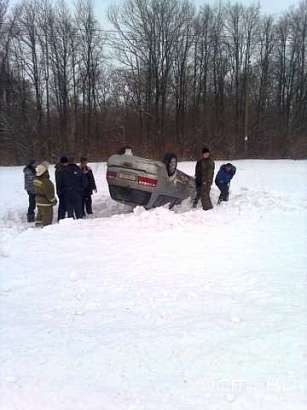 В Новодеревеньковском районе из кювета доставали перевернувшуюся иномарку