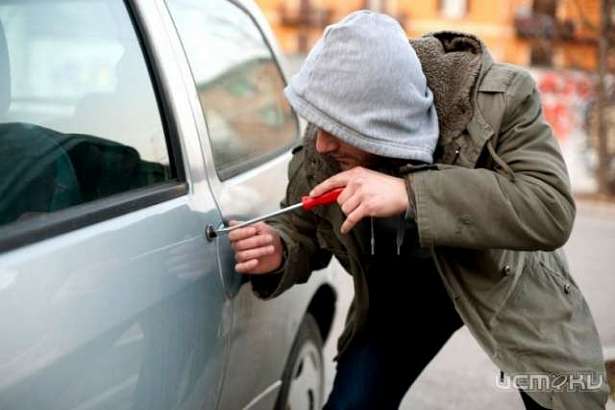 Орловские полицейские нашли подозреваемого в краже из автомобиля