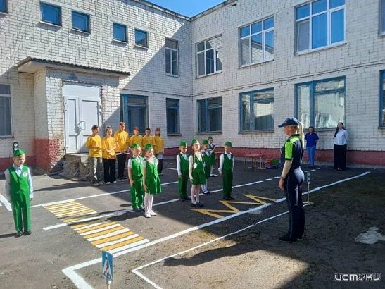 Дошкольники Орла изучили ПДД в игре: полицейские и ЮИДовцы провели интерактивный урок