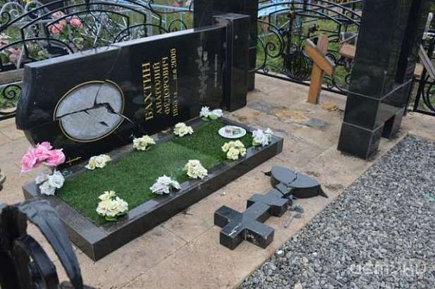 На Заливенском кладбище вандалы уничтожили надгробные памятники