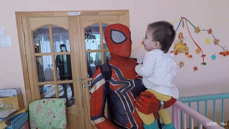 Орловские супергерои привезли сладости и подарки в дом ребенка