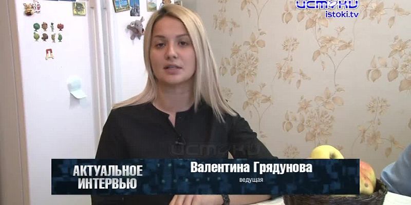 орловская мастерица плетет корзины из газет