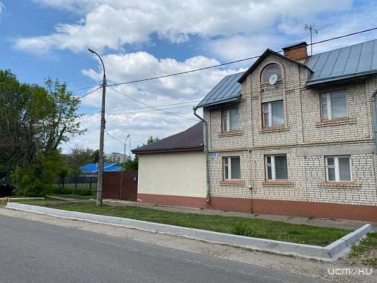 Борьба с парковками в Орле. Чиновники постановили убрать блоки, а жители вместо них сделали бордюр