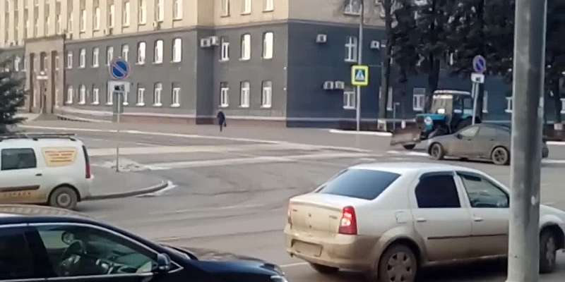 Видео: под окнами орловского правительства чистят несуществующий снег