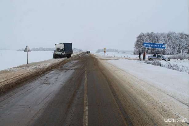 На трассе Орловщины не разъехались ГАЗ и погрузчик