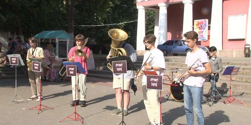 В Орле стрит-бэнд дал заключительный концерт под открытым небом 