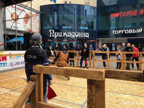 Выставка исторического костюма и рыцарский турнир: орловчане погрузились в средневековье 