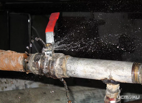 В Орле в ходе испытания теплоносителя произошла авария, из-за которой без тепла и горячей воды остались десятки домов Железнодорожного района