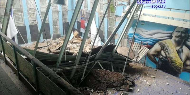 Рухнула крыша над спортзалом: фото и подробности ЧП в орловском общежитии