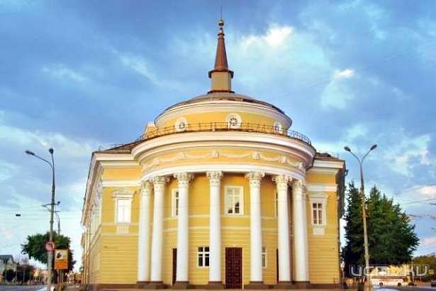 Сегодня в "Свободном пространстве" покажут спектакль "Восемь любящих женщин"