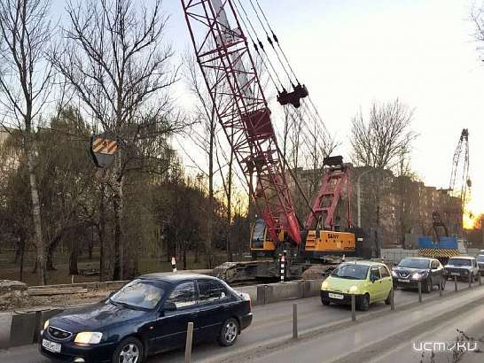 На орловский мост Дружбы прибыл долгожданный кран
