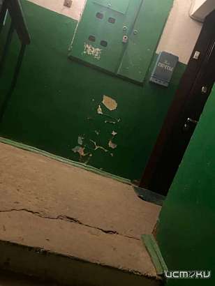 Жители дома №2 на ул. Луговой в селе Плещеево жалуются на то, что их дом рушится, а власти ничего не предпринимают