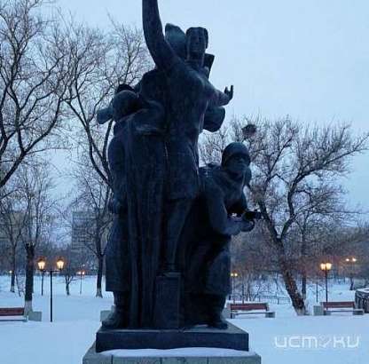 В Орле осквернили памятник, посвященный освобождению города в 1943 году В Орле осквернили памятник, посвященный освобождению города в 1943 году