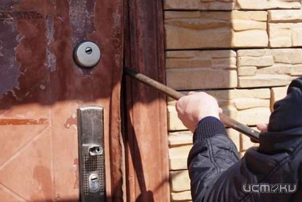 В Орловском районе трое мужчин ограбили дачу