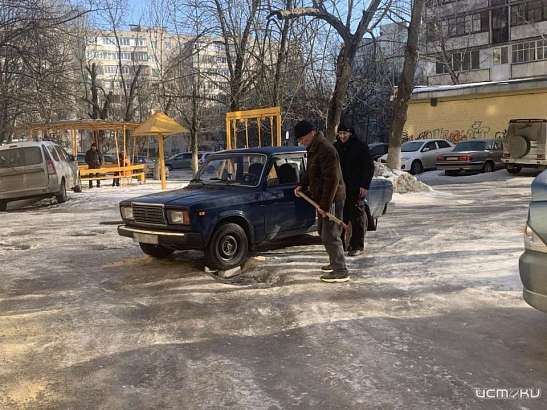 Скованные льдом орловские дворы опасны для автомобилистов