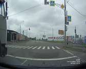 Видео: в Орле «Тойота» грубо нарушила ПДД, проскочив на красный