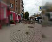 «Ковш работает чуть ли не по ногам»: активист возмущен ремонтом тротуаров в Орле