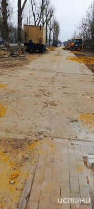 И все-таки это случилось. На Карачевском шоссе в Орле ломают свежеуложенные дорожки из плитки