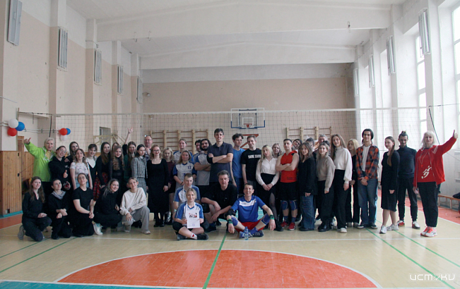 В Орле прошёл волейбольный матч, посвящённый Дню театра 