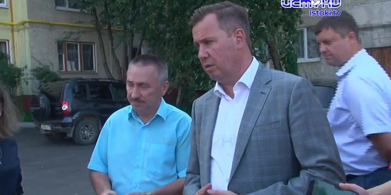 Шатающиеся ступеньки и граффити в центре Орла: сити-менеджер проверил, как исполняют его указания