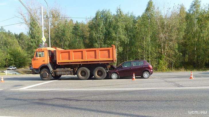 Пенсионеры на «Шкоде» влетели в КамАЗ на орловской объездной