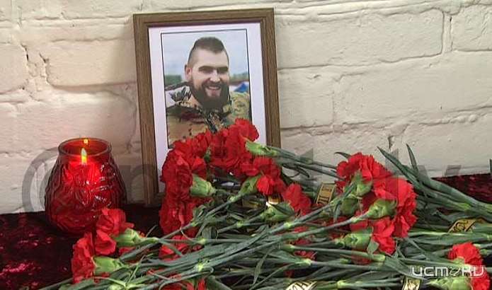 В Ливнах на фасаде школы № 2 открыли мемориальную табличку с именем выпускника Михаила Михалева, погибшего в ходе СВО