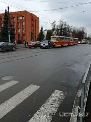 В Орле внедорожник перекрыл движение трамваев 