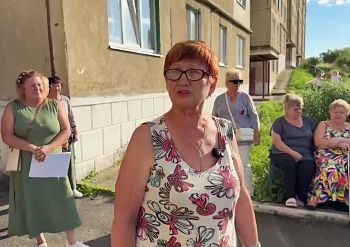 Жители Мценска бьют тревогу: территория у дома в Коммаше стала опасной