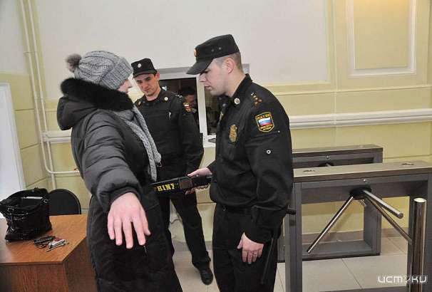 Приставы не дали орловчанам в суды пронести свыше 1000 запрещенных предметов