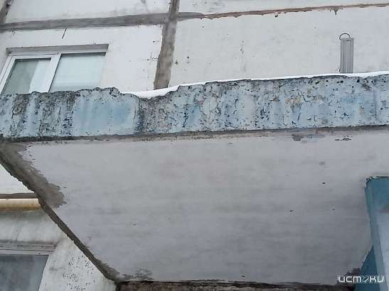 Глазами очевидцев: орловчане обеспокоены состояние подъездного козырька. Жители боятся обрушения бетонной плиты Глазами очевидцев: орловчане обеспокоены состояние подъездного козырька. Жители боятся обрушения бетонной плиты