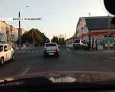 В Орле микроавтобус снес дорожный знак