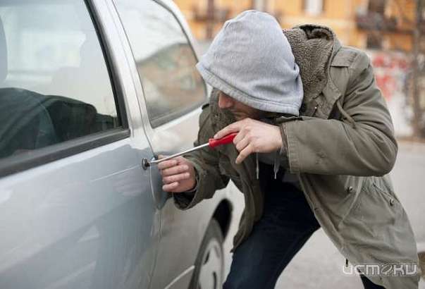 В Ливнах за неделю обокрали три авто