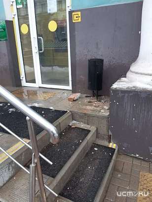 В Орле отвалившийся с фасада здания кирпич чуть не ударил женщину В Орле отвалившийся с фасада здания кирпич чуть не ударил женщину