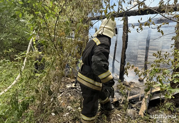 Накануне в Троснянском районе горела хозпостройка