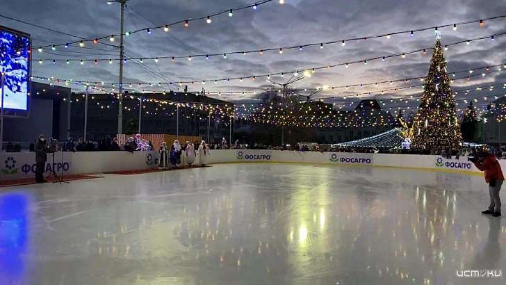 Фоторепортаж: в центре Орла открыли каток под открытым небом