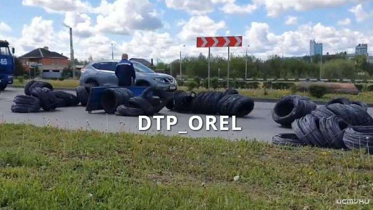 Фотофакт: водитель авто растерял груз на кольцевой развязке в Орле