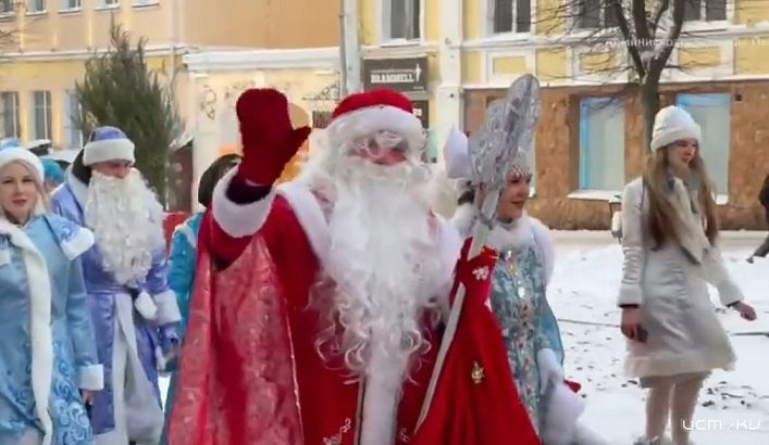 120 пар Дедов Морозов и Снегурочек прошли по Орлу