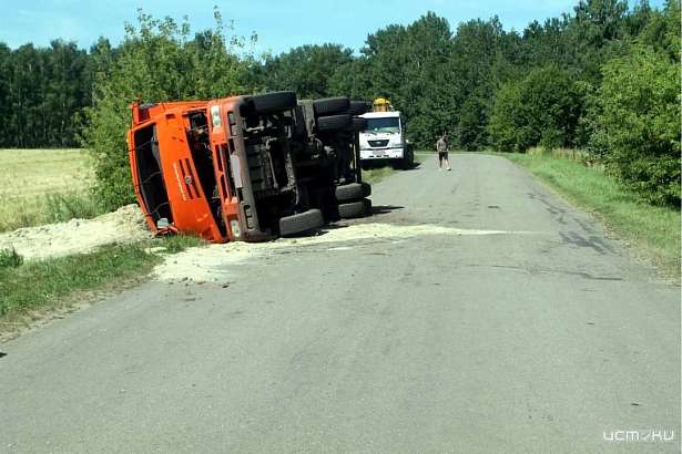 На орловской трассе опрокинулся «КАМАЗ»