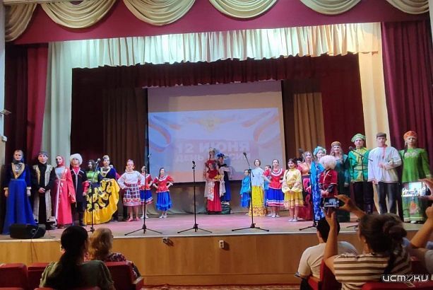 В Хотынецком районе ко Дню России прошла концертная программа «Россия в наших сердцах»