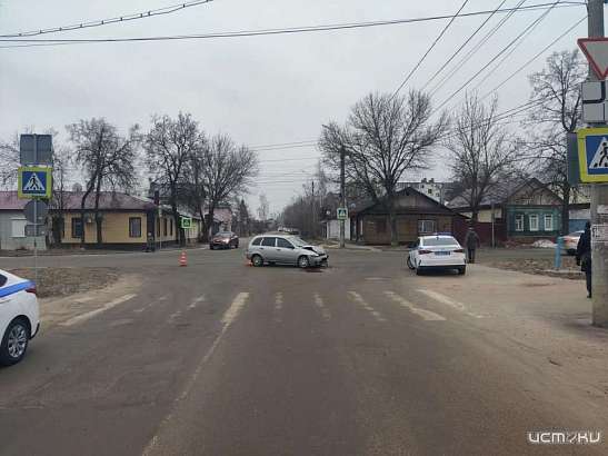 На перекрёстке в Орле не смогли разъехаться две «Лады». Два пассажира пострадали