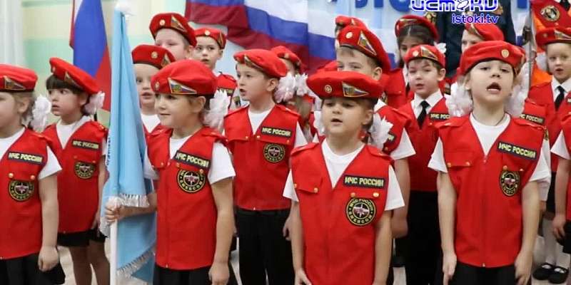Малышам надели красные береты. Воспитанники болховского детского сада стали кадетами-спасателями