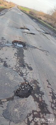 Ямы и отсутствие освещения: жители орловской деревни пожаловались на плохую дорогу