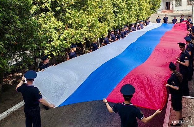 В Орле судебные приставы провели торжественную акцию ко Дню Государственного флага — развернули 20‑метровое полотно